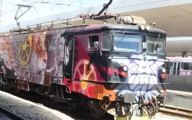  Може да е бавно, но поне да е шарено. Във вторник БДЖ представи изрисуван локомотив, който тръгна за Пловдив.