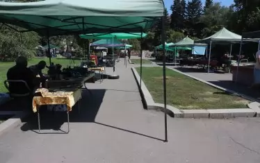 Напълно обновена вече трябваше да е зоната с търговците на икони и антики.