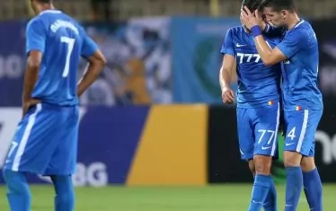 Опитният Иван Горанов (вдясно) успокоява младока Илия Юруков, който страда заради грешката си, довела до гол за "Берое".