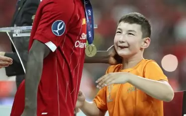 Авторът на двата гола за "Ливърпул" Садио Мане поздравява дете в неравностойно положение след финала с "Челси". Сенегалецът преди това подари фланелката си от мача на друго дете със специални потребности. Мане бе обявен за играч на мача.