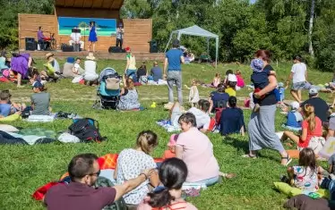 В подходящия за това сезон семейната инициатива "Концерти на възглавници" се изнася сред природата.