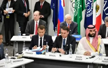  Френският президент Еманюел Макрон (в центъра) се скара с бразилския си колега Жозе Болсонаро (вдясно от него) заради пожарите. 