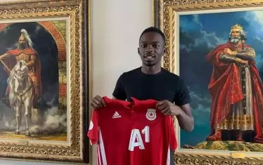 Левият халф-бек Брадли Мазику позира с фланелката на "ЦСКА-София" след подписването на договора си.