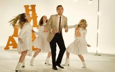 Ди Каприо умее да влага в образа си на залязваща уестърн звезда неподправена самоирония.