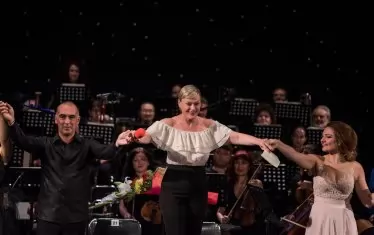 Оперната прима е световноизвестна, но продължава да работи в родния си град.