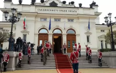 Поливната система не е включена. Всичко е спокойно! Всъщност пред парламента няма пръскачки, още по-малко електронна система, която да ги задейства.