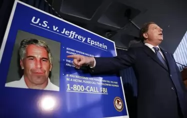  Прокурор Бърман от Ню Йорк обявява ареста на Епстийн на пресконференция на 8 юли.
