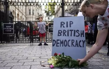 Действията на Джонсън се определят като атака срещу демокрацията.