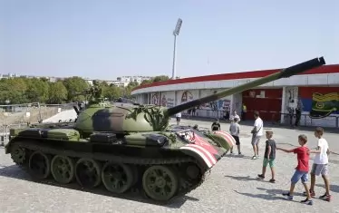 Танк Т-55, който е бил на въоръжение на бившата югославска армия, стана атракция за феновете на "Цървена звезда" преди реванша срещу "Йънг Бойс" от плейофите за влизане в Шампионската лига. Мачът завърши 1:1, което позволи на "звездашите" за втора поредна година да влязат в групите на най-престижния евротурнир. След мача футболистите също се забавляваха на танка, но в Хърватия се възмутиха, тъй като предположиха, че машината е участвала в бойните действия при Вуковар през 1991 г.