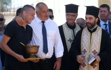 През август 2019 г. тогавашният премиер Бойко Борисов даде рестарт на строежа на "Христо Ботев" с всичките му табиети - водосвет, много публика. Борисов дори свойски прегърна капитана на "Ботев" Лъчезар Балтанов, който държи менчето със светена вода, здравец и свещи.