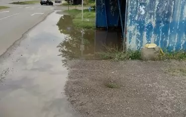 При дъжд спирка на "Челопеченско шосе" става напълно неизползваема за чакащите. 