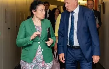 Министърът на земеделието Десислава Танева договаря финансова помощ за чумата с европейският комисар по здравеопазване и безопасност на храните Витянис Андрюкайтис в Брюксел.