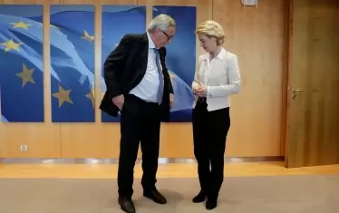  Вече текат последните седмици от управлението на Юнкер и няма дори и намек за отпадането на т.нар. сивием. Още тогава беше наивно да се вярва в думите на люксембургеца, тъй като ЕК може само да препоръча отпадане. Урсула фон дер Лайен трябва да вземе важно решение.