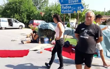  Бунтът в с.Крушаре, Сливенско, не стихва и пътят към Ямбол остава затворен.