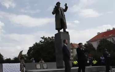 Прага премахва паметник на съветски маршал
