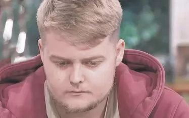  Харви Дайър загуби зрението си заради бедната си диета - само чипс и шоколад. Въпреки че не е слаб, той всъщност е недохранен, тъй като в тялото му не постъпват редица важни хранителни вещества.