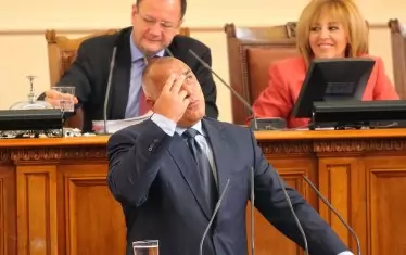  През 2012 г. Мая Манолова беше зам.-председател на парламента. 