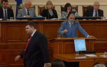  В лансираните версии за действителната причина за отстраняването на Цветанов отново старателно се избягва споменаването на Пеевски. А отношенията между двамата са, меко казано, сложни още от 2013 г. 