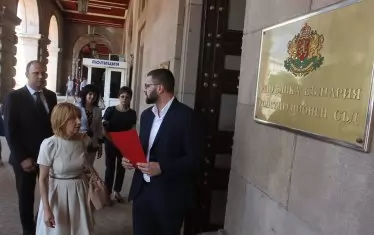 Освен депутат и министър в политическото CV на Анелия Клисарова пише и "кандидат-кмет" - на Варна, два пъти.