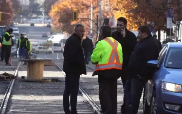  Заместниккметският пост в ресор "Транспорт" се оказа много горещ. От поста след корупционен скандал за обществена поръчка за навеси на спирки си тръгна Любомир Христов, оставка подаде заради скандал с подменени материали при обществената поръчка за ремонта на Зона 2 и наследникът му Евгени Крусев. 