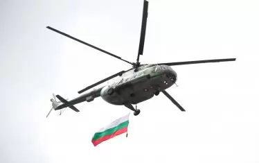  Дори и този хеликоптер, който години наред откриваше парадите, падна и се разби на земята.