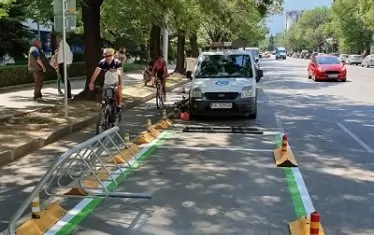 Преди месец Столичната община се охарчи, за да обособи места за паркиране на е-тротинетките.