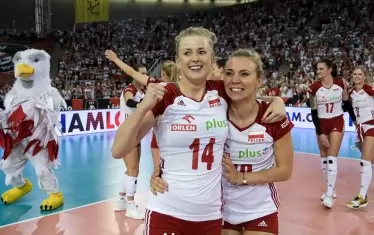 Волейболистките от националния отбор на Полша ликуват след последната точка в мача срещу Германия от 1/4-финалите на Евро `19. "Дружина полска" надделя с 3:2 (-22, 16, 19, -17, 11) и на 1/2-финалите ще се изправи срещу домакина Турция. За другото място във финала ще спорят Сърбия и Италия.