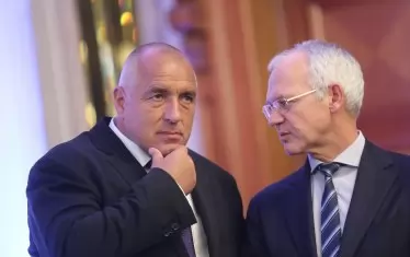 Високите борсови цени на тока стигнаха и до премиера, но това не реши проблемите на свободния пазар. На снимката: премиерът Борисов и шефът на АИКБ Васил Велев.