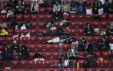 Членовете на секционни комисии бяха принудени да спят в залата.