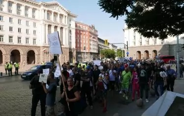 В протеста, организиран в подкрепа на Иван Гешев, се включиха участници, докарани с автобуси от провинцията. Те носеха плакати "Гешев значи свобода".