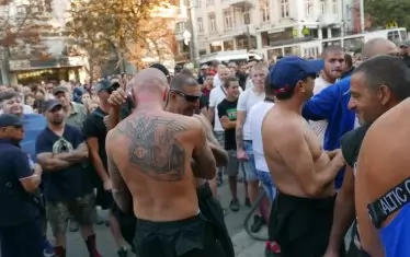  Яките момчета с готовност показваха татуировките си, но отказваха да кажат защо са на протеста. 