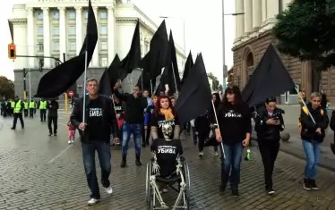 Страната е превърната в нещо като пуц от времето на соца, в който необразовани и негодни персони трябва да получат квалификация, за която нямат данни, нито желание. Страдаме всички ние.