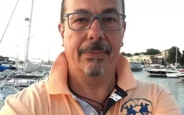 Кедъра е журналист. Той е такъв от времето, в което Кошлуков бе млад гост на телевизиите.