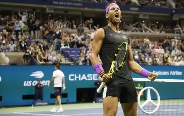 Рафаел Надал е избухнал в емоции след предпоследното разиграване в мача срещу Марин Чилич (на заден план), в което достигна наглед невъзможна топка и спечели точката с нисък удар покрай мрежата.