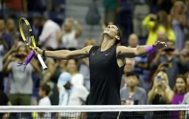 Рафаел Надал ликува като победител в последния 1/4-финал от US Open, в който надигра Диего Шварцман (Арж) с 6:4, 7:5, 6:2. На 1/2-финалите поставеният под №2 испанец ще срещне Матео Беретини (Ит), надделял над Гаел Монфис (Фр) с 3:6, 6:3, 6:2, 3:6, 7:6 (5).