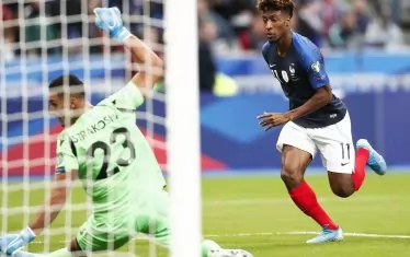 Футболистът на "Байерн" Кингсли Коман бележи първия от двата си гола в мача.