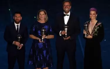 Лионел Меси, Джил Евънс, Юрген Клоп и Мегън Рапиноу (от ляво на дясно) с призовете си за футболисти и треньори №1 на ФИФА.