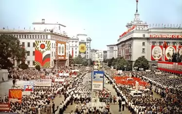 Носталгията не е само красиво чувство, не е само поетичен копнеж по нещо невъзможно, не е само създаване на идеал. Носталгията е и омраза. Омраза към този, който ни отне всичко това! Ако непостижимите идеали са знамето на революциите, омразата е техният двигател.