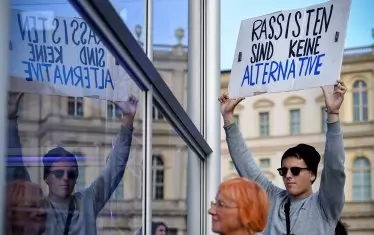 Демонстранти протестират срещу "Алтернатива за Германия" преди регионалните избори в провинциите Бранденбург и Саксония.