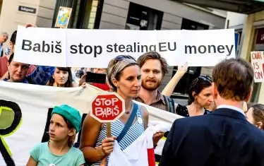 Чехите се надигнаха срещу премиера популист Андрей Бабиш  заради съмненията за конфликт на интереси.