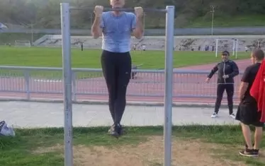  Първата работа, след като те изгонят от политиката, е да покажеш, че все още си жив.