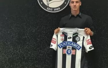 Кирил Десподов позира с фланелката на "Щурм", след като подписа договора си с австрийския клуб.