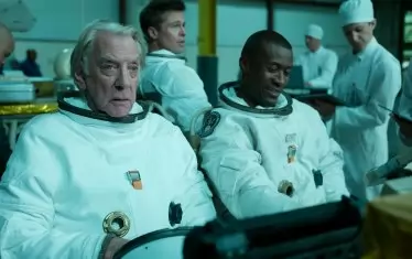 Доналд Съдърланд прави интересна епизодична роля като ментор на астронавта.