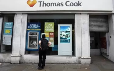 Офис на "Томас Кук" в центъра на Лондон. Компанията издържа 560 такива бюра.