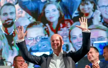 Регионалният лидер на АзГ в Бранденбург - Андреас Калбиц приветства своите привърженици в град Вердер. 