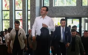 Новият истанбулски кмет Екрем Имамоглу (в центъра) започна да изпълнява своите предизборни обещания и да спира парите за проправителствени фондации и организации. 