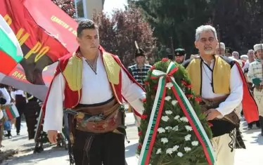 Русенският "воевода" Галин Григоров (вляво) се появява на събития в подходящ дрескод. Снимка: Фейсбук