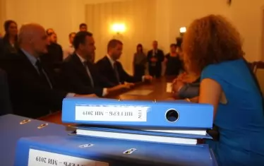 Вчера Централната избирателна комисия (ЦИК) започна да приема документите за участие в местните избори. Регистрацията ще продължи до 11 септември. От ГЕРБ, както винаги, докараха млади членове на партията, които дадоха денонощно дежурство, за да е сигурно, че управляващите първи ще внесат документите си. Регистрираха се още "Демократична България" и "Воля".