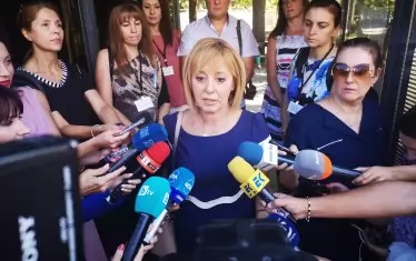 Една лява, една дясна и една центристка партия подкрепят Манолова и имат собствени листи.