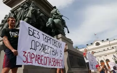  За здравеопазване у нас с публични пари се плащат над 4.5 млрд. лв. плюс още почти толкова от джоба на гражданите и е изумително, че при това положение няма пари за заплатите на 30 000 медицински сестри. 